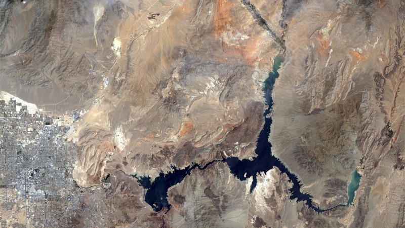 Overlaid Comparison of Staggering Water Loss in Lake Mead Between 2000 and 2016 using Satellite Imagery